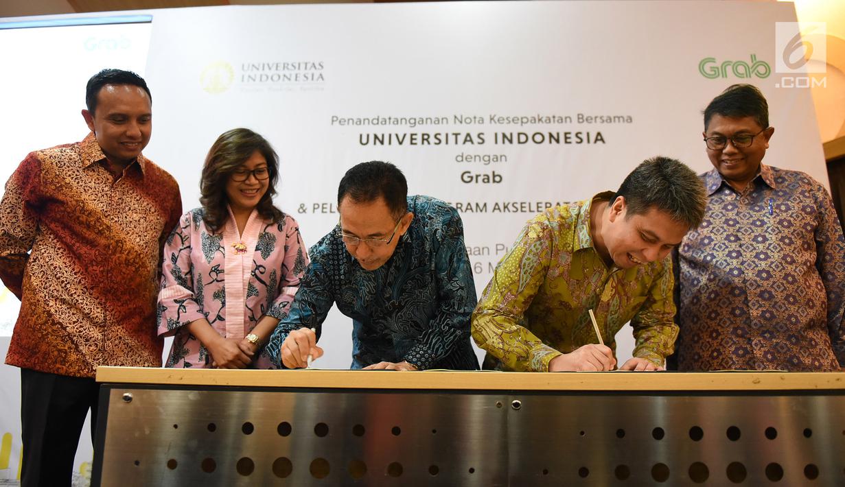 Rektor Universitas Indonesia Muhammad Anis dan President of Grab Indonesia Ridzki Kramadibrata menandatangani Nota Kesepakatan Bersama UI dengan Grab di Universitas Indonesia, Depok, Kamis (16/5/2019). Kerja sama ini terangkum dalam master plan Grab 4 Indonesia 2020. (Liputan6.com/Herman Zakharia)