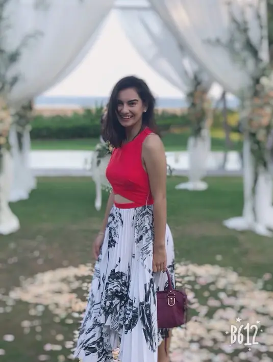 Memerhatikan penampilan sepertinya memang menjadi hal yang sangat diutamakan oleh aktris cantik Irish Bella. Mengingat dirinya selalu bertemu banyak penggemar dan pastinya tak ingin mengecewakan. (Instagram/_irishbella_)