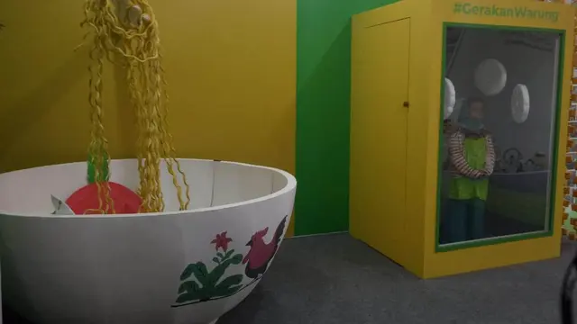Mangkuk mi dan kaleng kerupuk yang ada di Museum Warung Indonesia.