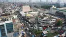 Kendaraan terjebak macet di kawasan Tanah Abang, Jakarta, Selasa (21/5). Laporan Oxford Economics berjudul Global Cities 2018 menyebut Jakarta akan jadi kota dengan jumlah penduduk terbesar di dunia pada 2035, yakni 38 juta jiwa. (Liputan6.com/Immanuel Antonius)