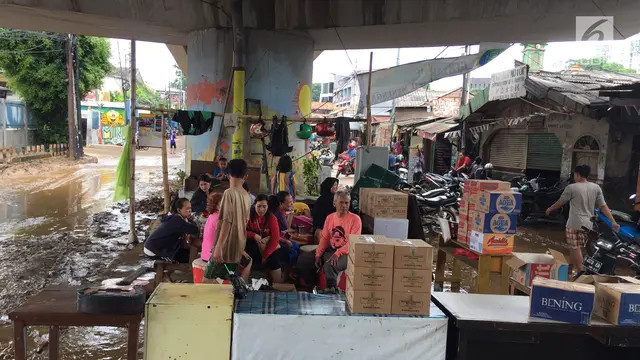 Takut Banjir Susulan, Warga Rawajati Bertahan di Kolong Flyover