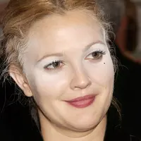 Pakai bedak yang benar itu penting. Jangan sampai wajahmu jadi cemong kayak artis-artis berikut ini. (Sumber foto: stylecaster.com)