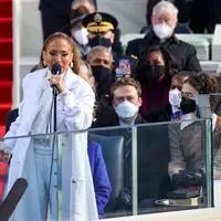 Jennifer Lopez kenakan pakaian serba putihpada acara pelantikan Presiden Amerika Serikat yang ke 46/dok. CHANEL