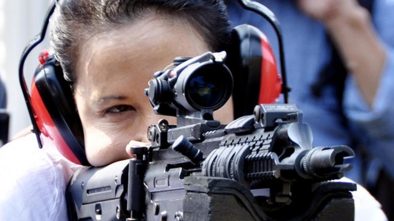 Aksi Menteri Rini Soemarno jajal senjata dan ekskavator PT Pindad