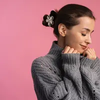 Gaya rambut low sleek bun dapat menjadi jawaban dari masalah rambutmu yang langsung berantakan begitu kena angin ataupun naik ojek. [Dok/freepik.com]
