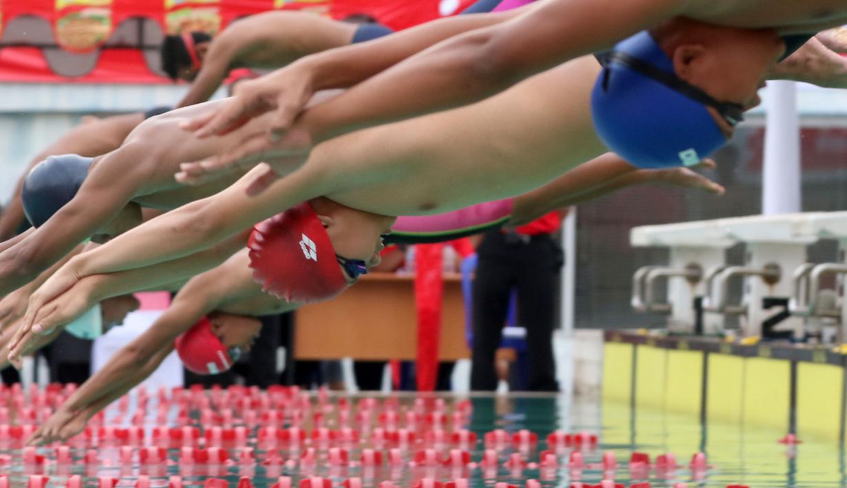 Para Atlet renang KRAPSI berlomba menjadi  yang terdepan pada nomor 4x100m gaya bebas di Kolam Renang Senayan, Jakarta, Minggu (27/12/2015). (Bola.com/Nicklas Hanoatubun)