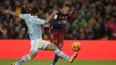 Pemain Barcelona, Neymar (kanan)  mencoba melewati hadangan pemain Celta Vigo,  Jonny Castro pada lanjutan La Liga Spanyol di Stadion Camp Nou, Barceloa, Senin (15/2/2016) dini hari WIB.  (AFP/Lluis Gene)