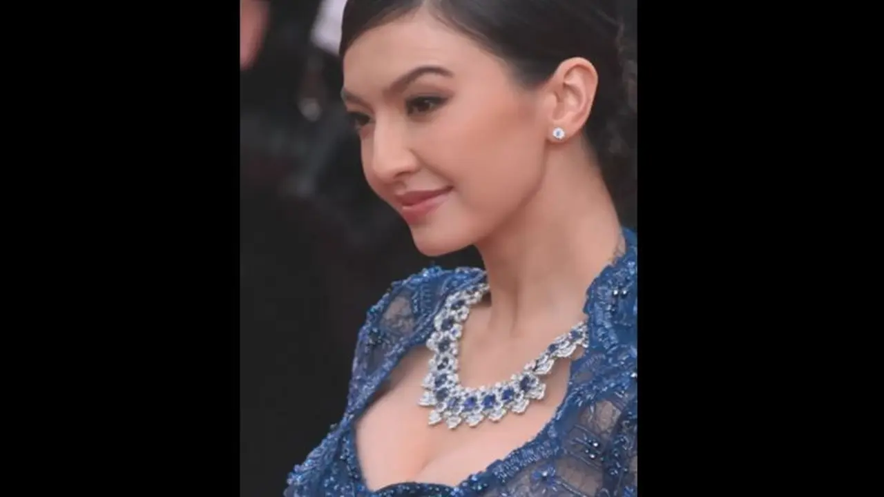 Raline Shah Gebrak Karpet Merah Festival Film Cannes 2023 dengan Kebaya Biru dan Batik