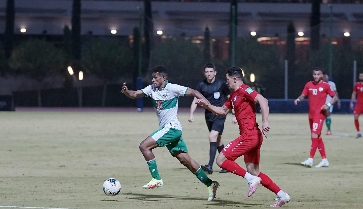Ricky Kambuaya tidak ketinggalan dengan melakukan percobaan setelah kerja sama rapi rekan-rekannya di lini tengah. Di dekat kotak penalti, pemain Persebaya Surabaya melepas tembakan keras dengan kaki kirinya di menit ke-70. Lagi-lagi, tembakannya belum menemui sasaran. (Dok. PSSI)