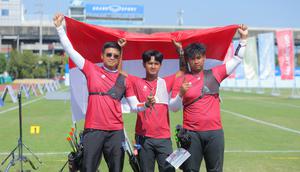 Tim panahan Indonesia diperkuat oleh Ahmad Khoirul Baasith, Arif Dwi Pangestu, dan Riau Ega Agata Salsabilla menyabet medali emas nomor recurve beregu putra di SEA Games 2025, di Bangkok, Rabu (17/12/2025). (Bola.com/Bagaskara Lazuardi)