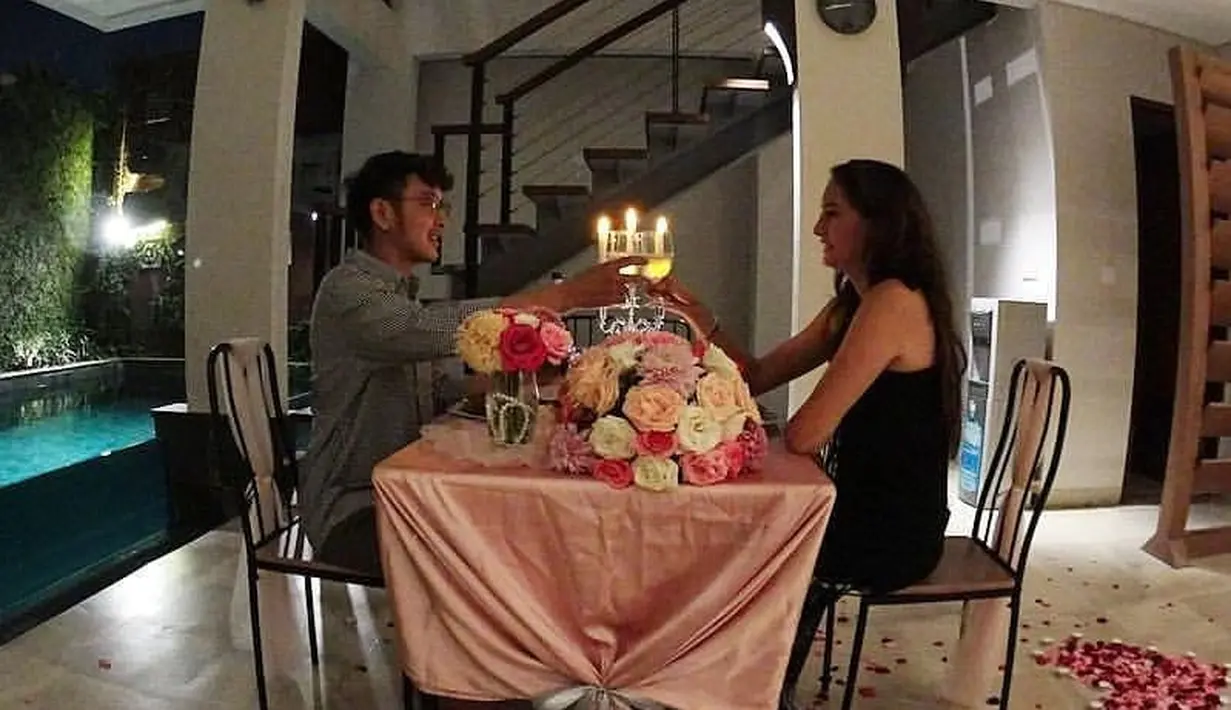 Dalam beberapa foto yang diunggah, pasangan ini terlihat menikmati indahnya alam New Zaeland dari balon udara. Potret kemesraan dan keceriaan pasangan ini menikmati indahnya bulan madu. (instagram/dims_dine)