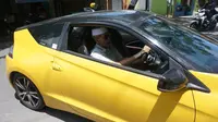 Aksi Kakek Tajir Bagi Beras dengan Mobil Sport di Solo