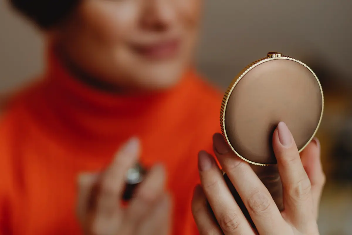 Ilustrasi bedak/makeup