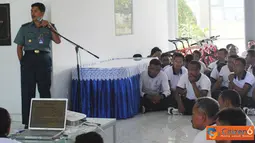 Citizen6, Surabaya: Kadiskum Kolinlamil Letkol Laut (KH) Sigit Wahyu, memberikan ceramah Hukum kepada seluruh anggota baik Staf maupun unsur yang berada di Mako Satlinlamil, Jalan Hangtuah, Surabaya, Selasa (31/7). (Pengirim: Dispenkolinlamil)

 