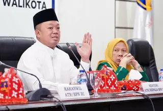 Menteri Agraria dan Tata Ruang/Kepala Badan Pertanahan Nasional (ATR/BPN), Nusron Wahid, melakukan pertemuan sebagai bentuk jalinan kerja sama dengan seluruh kepala daerah yang ada di Provinsi Sulawesi Tengah (Sulteng), Jumat (11/04/2025) (Istimewa)