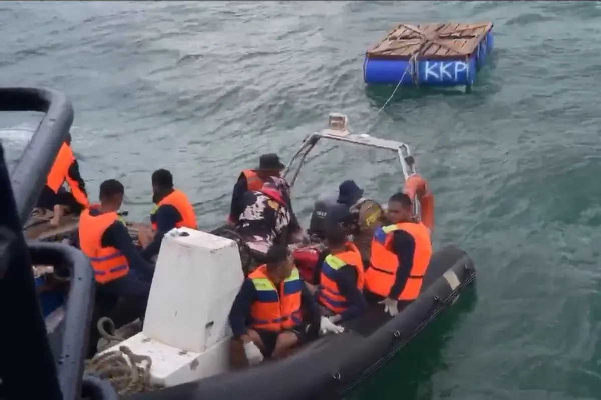 Petugas saat membongkas pagar laut di Tangerang.