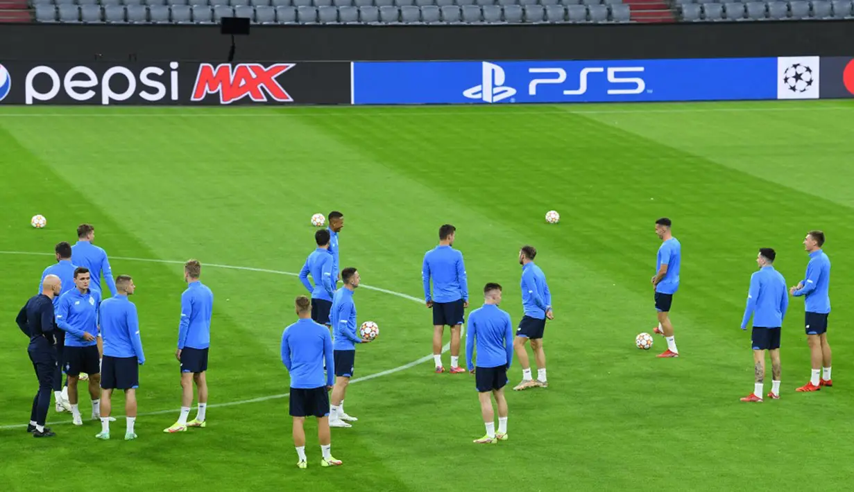 Para pemain Dynamo Kiev menghadiri sesi latihan menjelang pertandingan sepak bola Grup E Liga Champions antara FC Bayern Munchen dan Dynamo Kiev di Munich, Jerman, 28 September 2021. Dynamo Kiev akan menghadapi Bayern Munchen pada Kamis, 30 September 2021. (CHRISTOF STACHE/AFP)