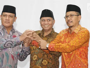 Ketua KPK Agus Rahardjo berjabat tangan dengan Deputi Penindakan KPK Brigjen Pol Firli dan Direktur Penuntutan Supardi seusai pelantikan di gedung KPK, Jumat (6/4). Firli menjabat Deputi Penindakan menggantikan Heru Winarko. (Liputan6.com/Herman Zakharia)