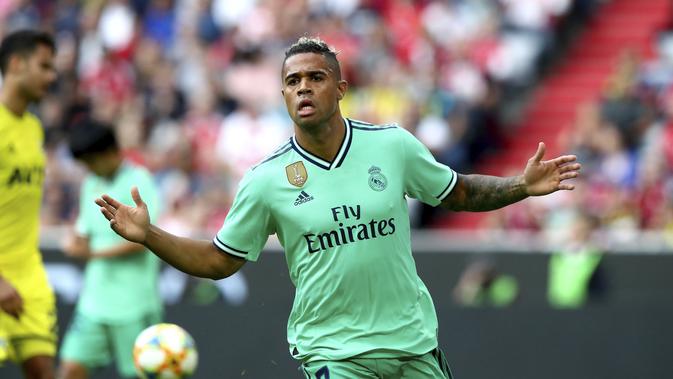 Penyerang Real Madrid, Mariano Diaz berselebrasi usai mencetak gol ke gawang Fenerbahce pada pertandingan Audi Cup 2019 di stadion Allianz Arena di Munich, Jerman (31/7/2019). Madrid menang atas Fenerbache dengan skor 5-3. (AP Photo/Matthias Schrader)