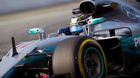 Valtteri Bottas mengklaim kecepatannya di lintasan sudah hampir menyamai rekan setimnya, Lewis Hamilton. (EPA/Alejandro Garcia)