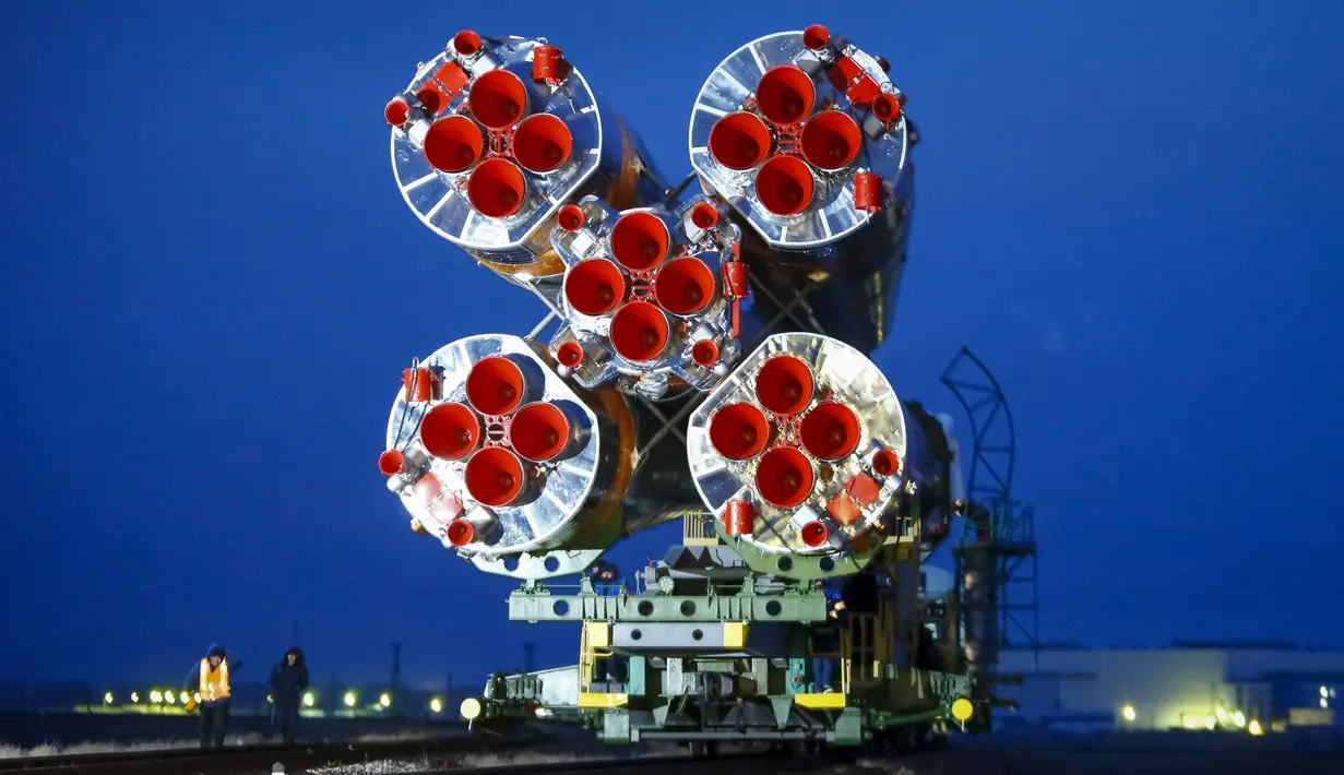 Pesawat ruang angkasa Soyuz untuk pemberangkatan ke Stasiun Luar Angkasa Internasional ( ISS ) saat berada di Baikonur kosmodrom, Kazakhstan, (16/3). Proyek penerbangan ini dinamakan Soyuz TMA - 20M. (REUTERS / Shamil Zhumatov)