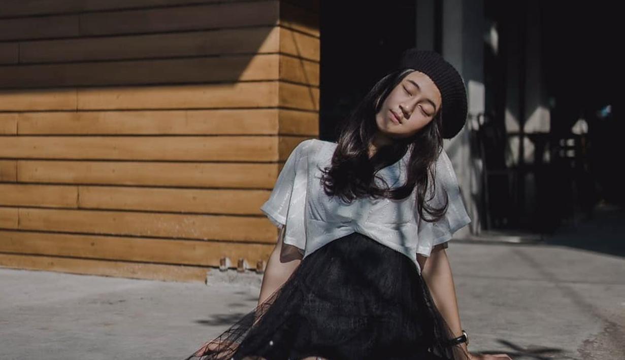 Keisya Levronka adalah salah satu kontestan Indonesian Idol yang masih muda, ia berusia 16 tahun. Tak hanya bersuara merdu, Keisya juga  berparas cantik nan lucu.(Liputan6.com/IG/@keisyalevronka)