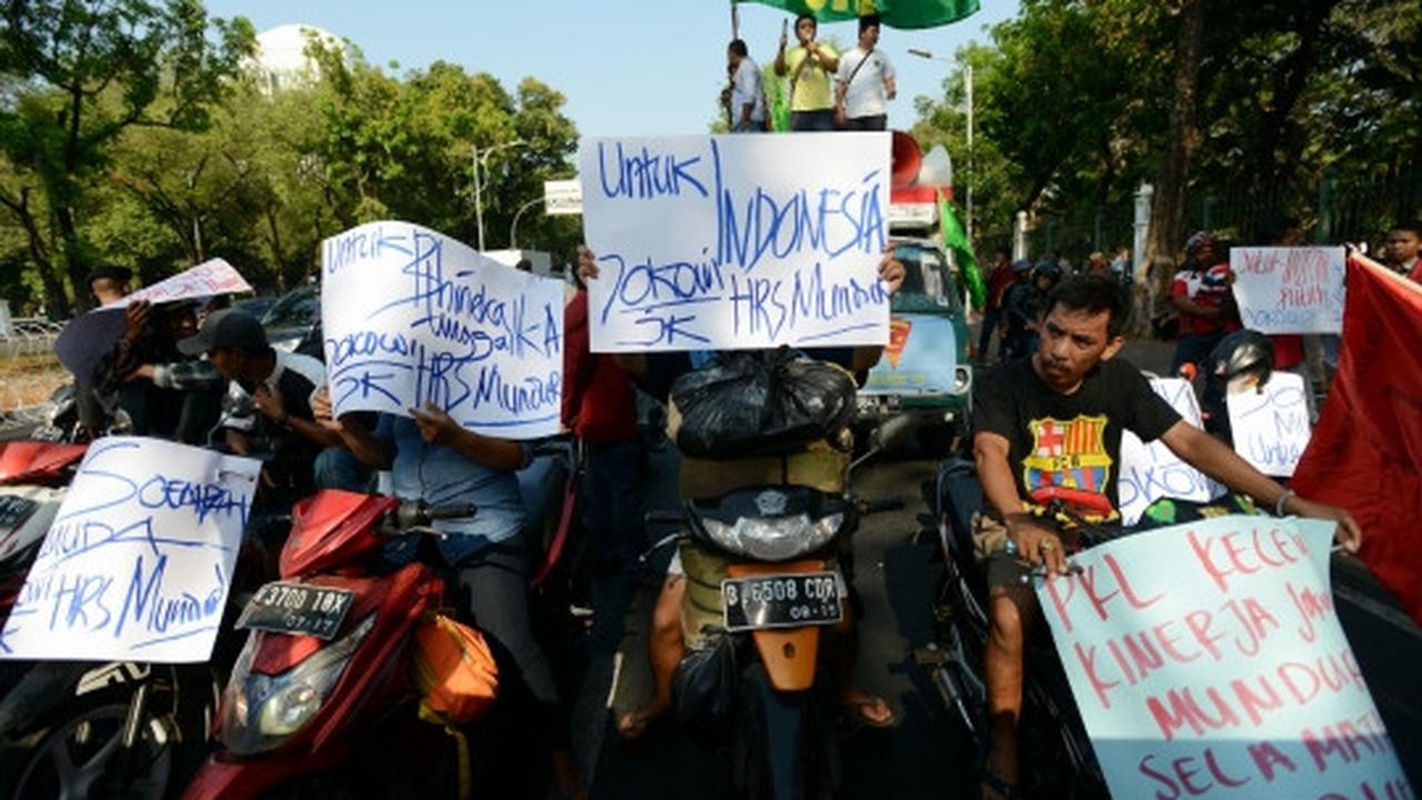 Aksi tarik mandat Jokowi-JK di depan Istana