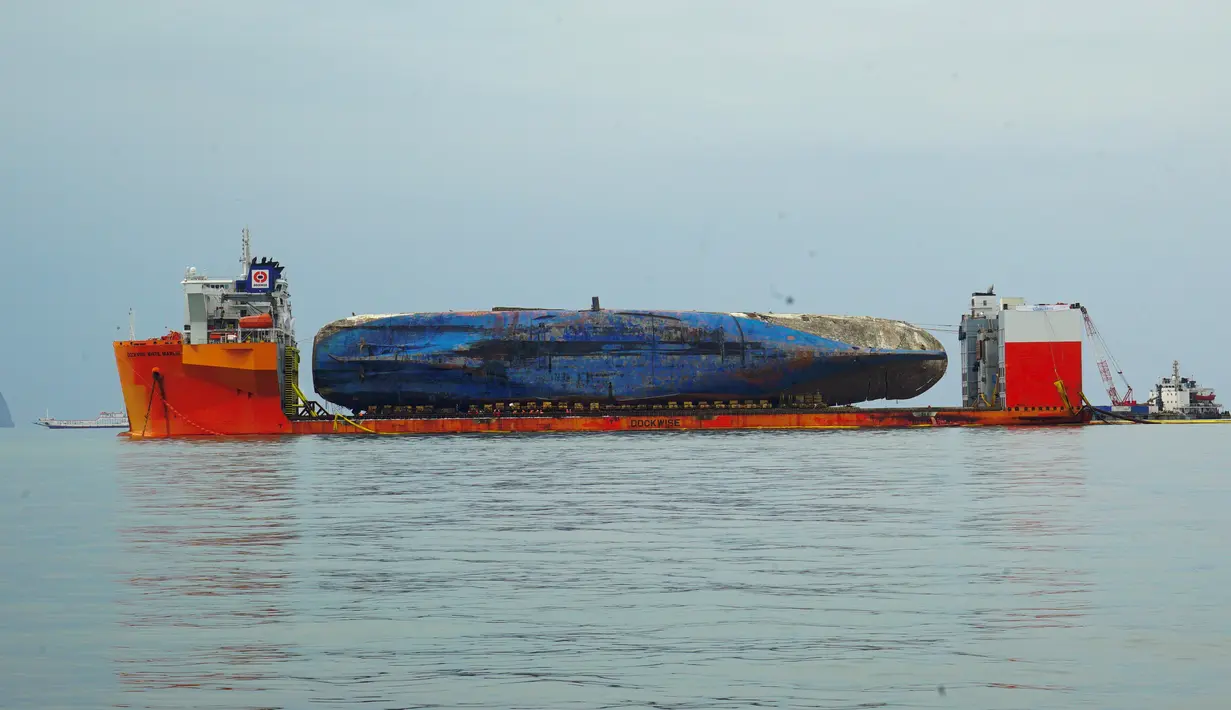 Bangkai kapal sewol yang berhasil diangkat di pulau barat daya Jindo, Korea Selatan (26/3). Upaya pengangkatan telah berlangsung sejak Rabu kemarin. (HANDOUT / SOUTH KOREAN MARITIME MINISTRY / AFP)