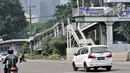Arus lalu lintas di sekitar JPO Polda Metro Jaya, Jakarta, Selasa (8/5). Pemprov DKI segera merevitalisasi 12 JPO yang berada di Jalan Jenderal Sudirman-MH Thamrin. (Merdeka.com/Iqbal Nugroho)