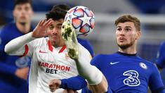 Striker Chelsea, Timo Werner, berebut bola dengan Gelandang Sevilla, Marcos Acuna, pada laga Grup E Liga Champions 2020/2021 di Stamford Bridge, Rabu (21/10/2020) dini hari WIB. Chelsea bermain imbang 0-0 atas Sevilla. (AFP/Glyn Kirk/pool)
