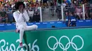 Atlet Anggar Prancis, Lauren Rembi menutup wajahnya usai kalah bertanding oleh atlet China, Sun Yiwen memperebutkan perunggu di olimpiade Rio 2016, Brasil, (6/8). (REUTERS / Issei Kato)