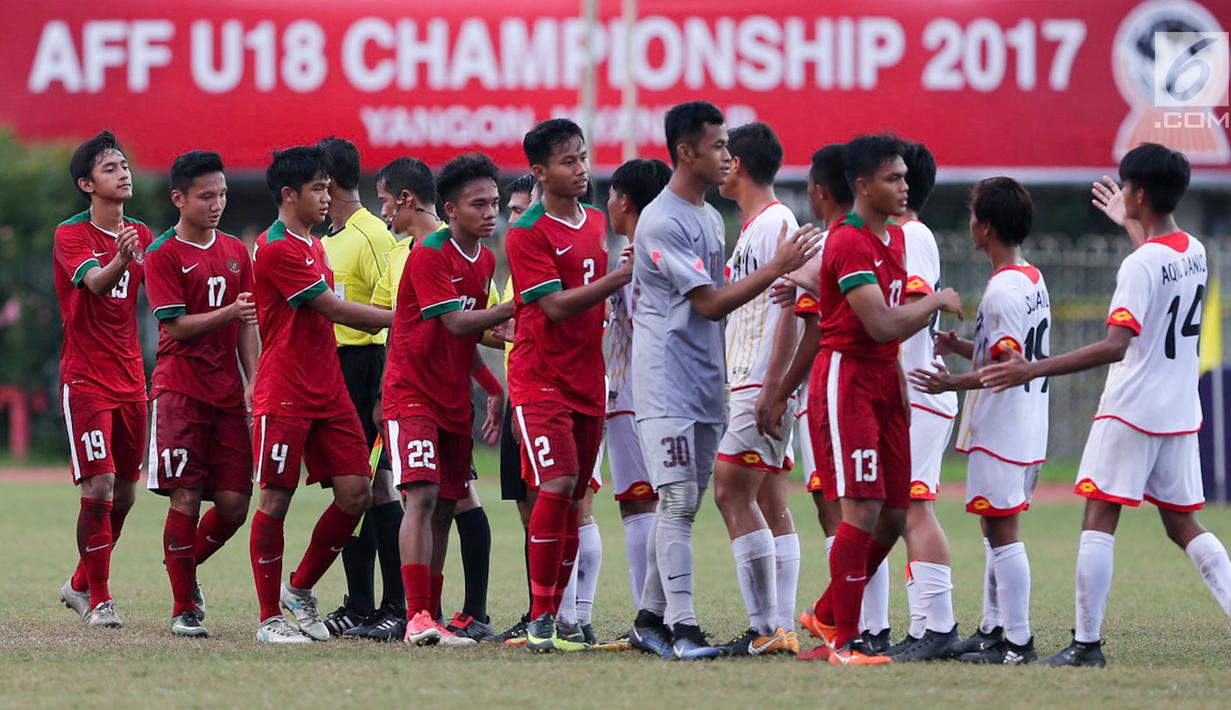 Pemain Timnas Indonesia U-19 bersalaman dengan pemain Brunei Darussalam pada laga Piala AFF U-18 di Stadion Thuwunna, Myanmar, Rabu (13/9/2017). Indonesia menang 8-0 atas Brunei Darussalam. (Liputan6.com/Yoppy Renato)