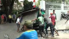 Satpol PP Jakarta Barat melakukan penertibanPKL dan parkir liar yang menggunakan badan trotoar di kawasan Tanjung Duren. 