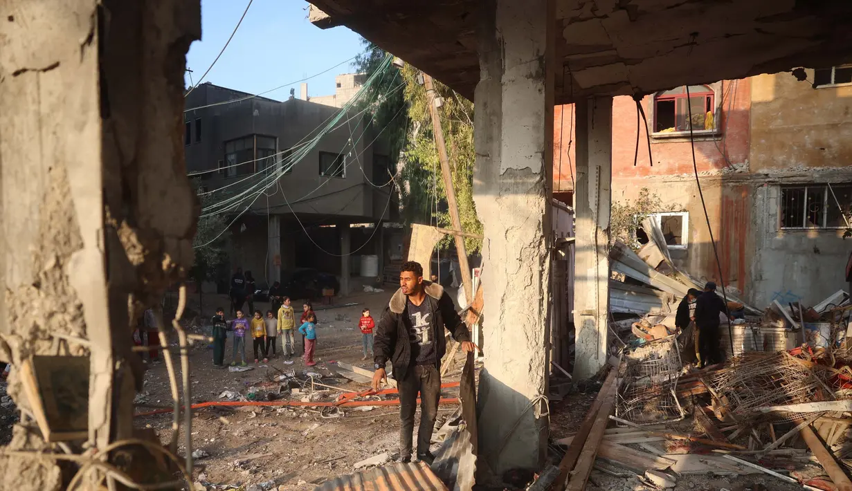 Badan pertahanan sipil Gaza mengatakan serangan udara Israel menyasar dua rumah, dekat kamp pengungsi Nuseirat. (Eyad BABA/AFP)