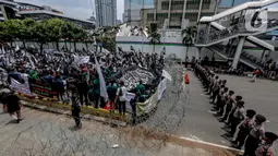 Sejumlah ormas Islam menggelar aksi kecam pernyataan Presiden Prancis di kawasan Sarinah, Jakarta, Rabu (4/11/2020). Dalam aksi unjuk rasa tersebut mereka mengecam pernyataan Presiden Prancis Emmanuel Macron yang diaanggap menghina Islam dan Nabi Muhammad. (Liputan6.com/Faizal Fanani)