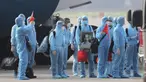 Pasien COVID-19 asal Vietnam mengenakan alat pelindung diri saat tiba di Bandara Noi Bai, Hanoi, Vietnam, Rabu (29/7/2020). Sebanyak 129 pekerja asal Vietnam dipulangkan dari Equatorial Guinea untuk mendapat perawatan COVID-19. (Tran Huy Hung/VNA via AP)