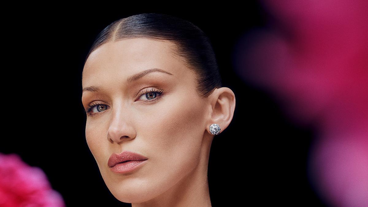 Aura Berkelas Bella Hadid Jadi Model Perhiasan Berlian Mewah