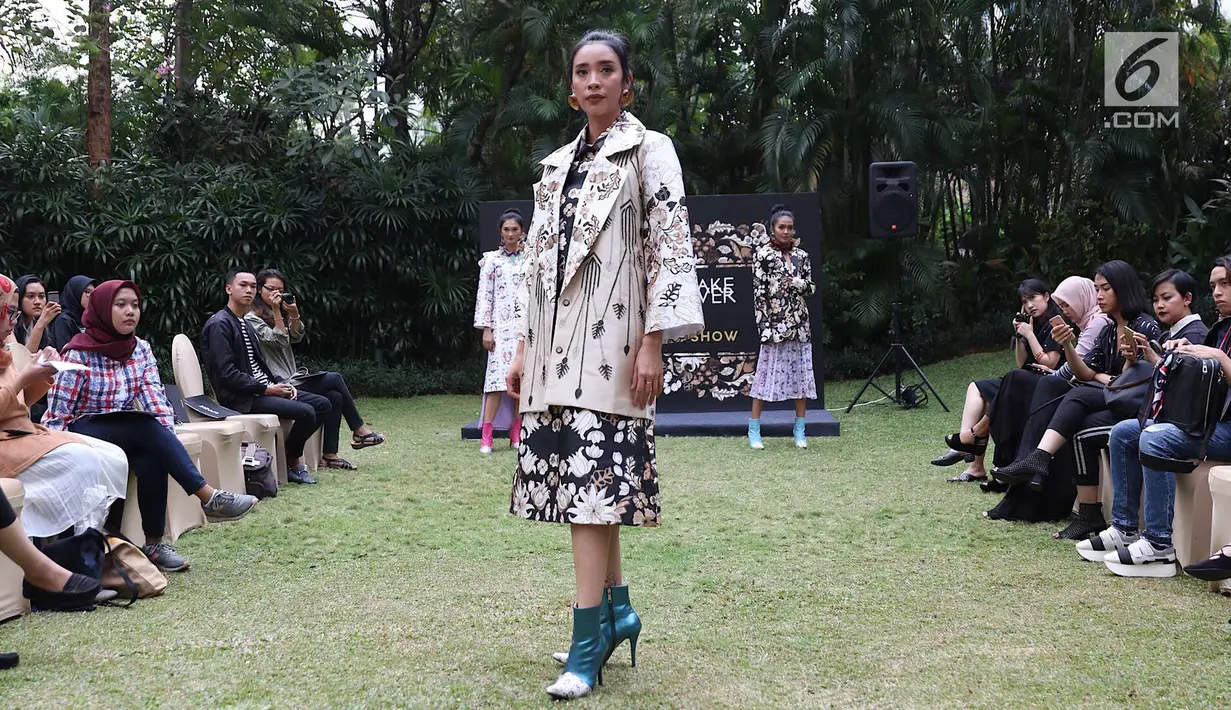 Model mengenakan busana rancangan desainer Tities Sapoetra di Jakarta, Kamis (13/9). Tities akan menunjukkan rancangannya pada Fashion Division Paris Fashion Show Spring Summer 2019 pada 28 September mendatang. (Liputan6.com/Immanuel Antonius)