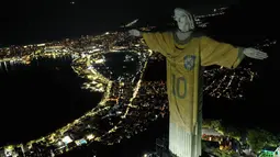 Christ the Redeemer menampilkan proyeksi jersey Brasil dengan nama Pelé dan nomor 10 pada patungnya dan pesan dari Paus Fransiskus. (Mauro PIMENTEL / AFP)