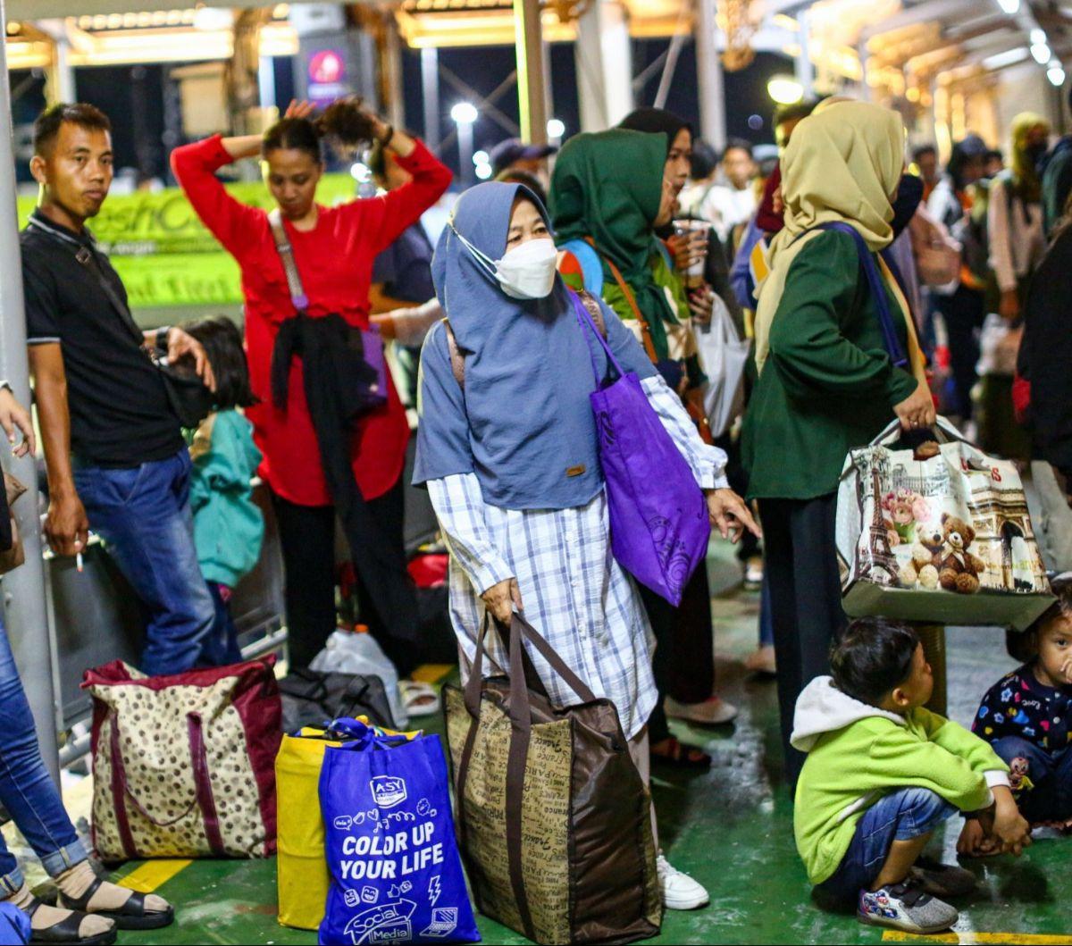 Pemudik pejalan kaki terpantau memadati <i>gang way </i>menuju kapal penyeberangan di Dermaga 3 Pelabuhan Merak, Cilegon, Banten, Sabtu (6/4/2024). Tak hanya pemudik bermobil, ribuan pemudik pejalan kaki juga memadati Pelabuhan Merak pada puncak arus mudi
