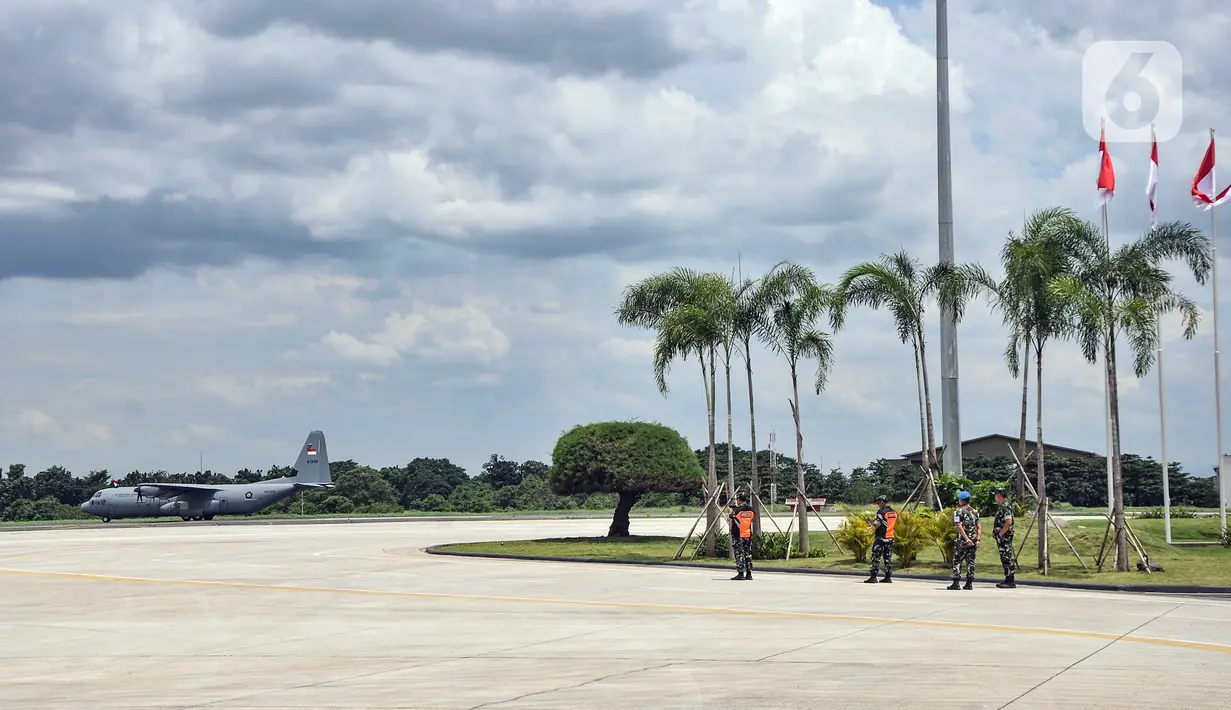 Sejumlah tentara menyaksikan pesawat Super Hercules C-130J mendarat di Lanud Halim Perdanakusuma, Jakarta Timur, Senin (6/3/2023). TNI Angkatan Udara (AU) menerima satu unit pesawat C-130J Super Hercules A-1339 di Lanud Halim Perdanakusuma. (merdeka.com/Iqbal S. Nugroho)