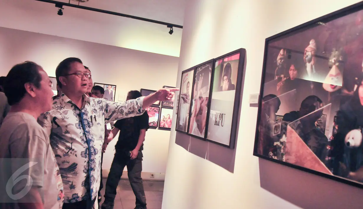 Menteri Komunikasi dan Informatika Rudiantara melihat karya foto Kilas Balik 2016 saat pembukaan pameran foto dan peluncuran buku foto Kilas Balik 2016, di Galeri Foto Jurnalistik Antara, Jakarta, Jumat (17/2). (Liputan6.com/Yoppy Renato)