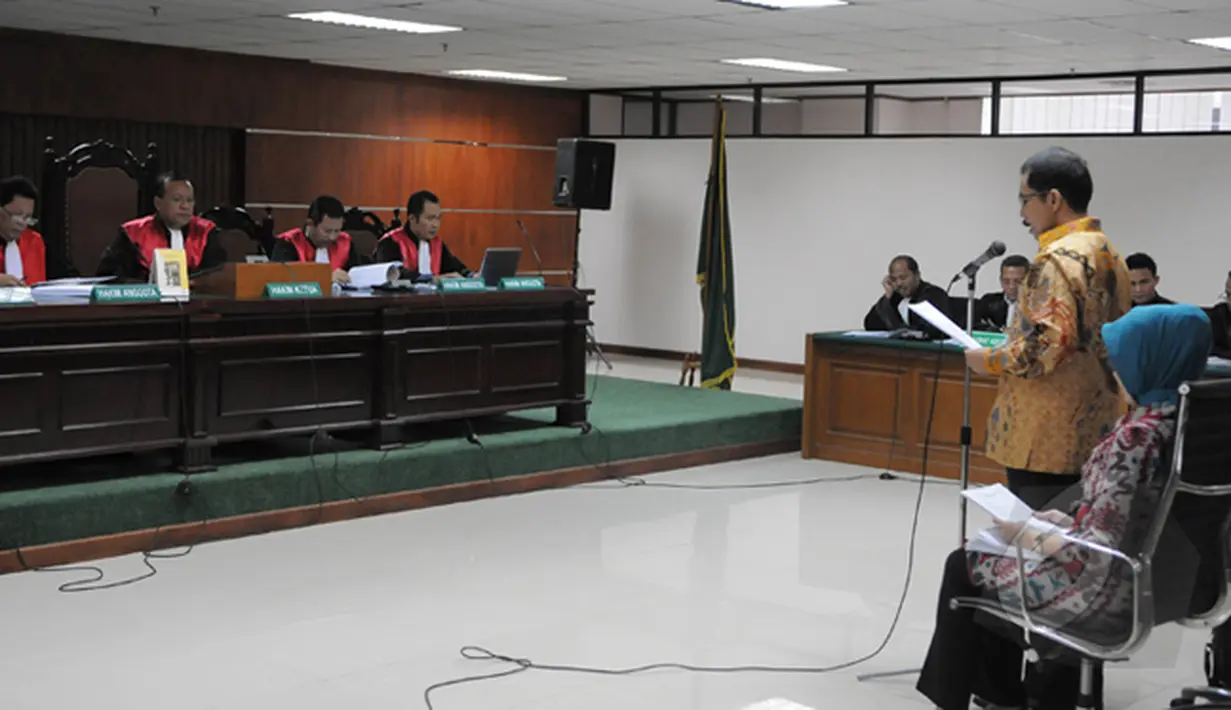 Romi Herton (berdiri) dan Masyito kembali menjalani sidang lanjutan kasus dugaan suap penanganan sengketa pilkada Kota Palembang dengan agenda pembacaan Pleidoi di Pengadilan Tipikor, Jakarta, Senin (23/2/2015).  (Liputan6.com/Herman Zakharia)