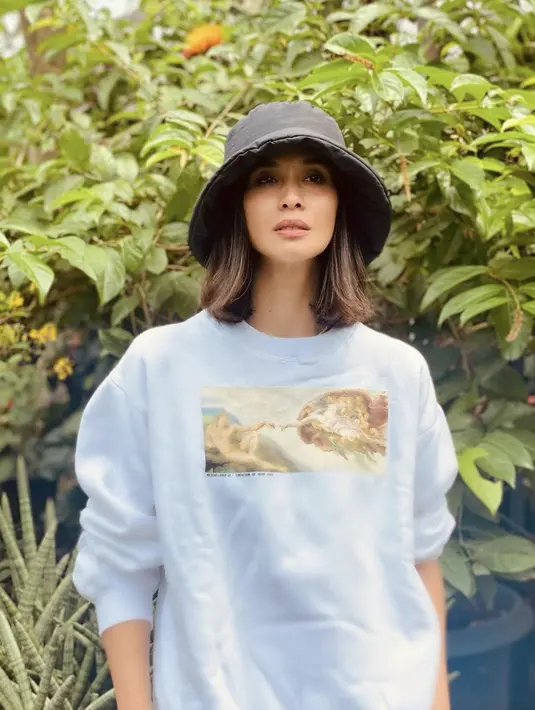 Printed sweater juga membuat gayanya kian edgy.  [Foto: Instagram/ Marsha Timothy]