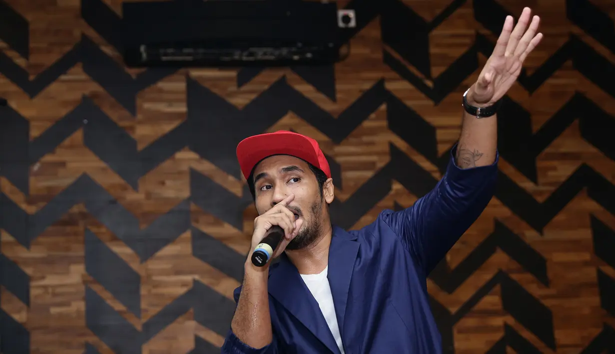 JFlow mengatakan jika dirinya memang mengikuti perkembangan zaman yang begitu pesat sehingga ia mencoba beradaptasi dengan kondisi yang ada, hal itu yang membuat adanya perubahan pada musiknya. (Andy Masela/Bintang.com)