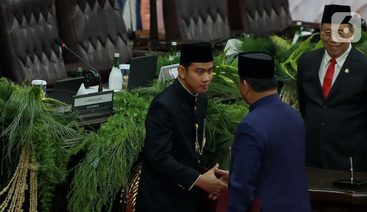 Prabowo Subianto dan Gibran Rakabuming Raka dilantik di Gedung Nusantara MPR/DPR/DPD RI yang disusul dengan pembacaan sumpah jabatan. (Liputan6.com/Herman Zakharia)