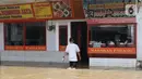 Suasana pertokoan yang tutup akibat banjir di Jalan KH Hasyim Ashari, Ciledug, Tangerang, Kamis (2/1/2020). Banjir yang melanda Ciledug dan sekitarnya membuat aktivitas perekonomian di kawasan tersebut lumpuh sementara. (Liputan6.com/Angga Yuniar)