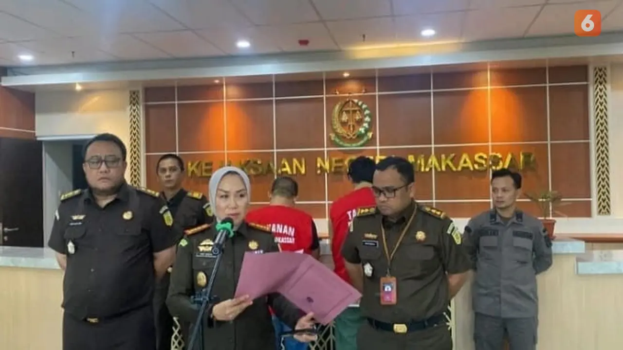 Kejari Makassar tetapkan 2 tersangka dalam kasus dugaan korupsi pembangunan Gedung South Sulawesi Creative Hub pada Dinas Koperasi dan UMKM Provinsi Sulsel. (Liputan6.com/Eka Hakim)