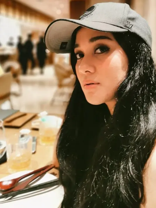 Hal yang dirindukan Naysila salah satunya adalah mengunjungi tempat-tempat baru dengan mencicipi makanan dan restoran yang sebelumnya belum pernah dikunjungi. Ia juga merindukan merasa aman di keramaian. (Instagram/naymirdad)