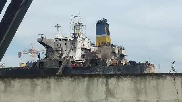 Kapal tanker terbakar